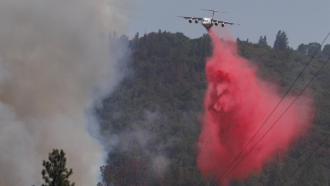 Los medios aéreos intentan controlar las llamas cercanas al parque de Yosemite, en California (EEUU), a 23 de julio de 2022.