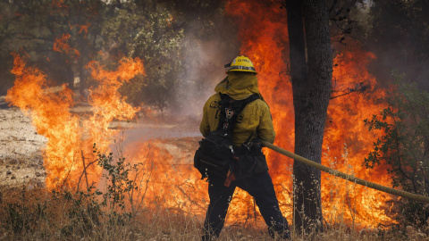 Los bomberos luchan contra las llamas cerca del parque nacional de Yosemite, en California (EEUU), a 23 de julio de 2022.