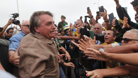 12/07/2022 - El presidente de Brasil, Jair Bolsonaro, saluda a sus partidarios durante un mitin en caravana en Salvado, estado de Bahía, Brasil, el 2 de julio de 2022.