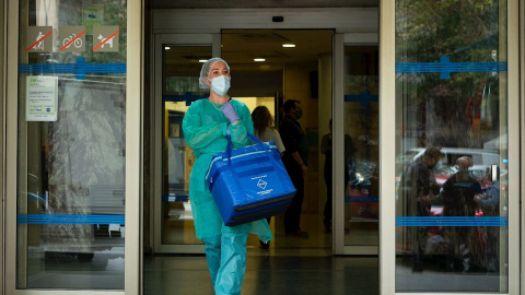 Una profesional sanitaria sale del Centro Atención Primaria (CAP) de Manso de Barcelona. EFE/Enric Fontcuberta