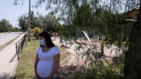 La joven chilena Valentina Donoso, una de las 111 chilenas que quedaron embarazadas por culpa de un lote de anticonceptivos defectuoso, posa el pasado miércoles 3 de febrero durante una entrevista, en Santiago (Chile).