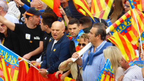 Dirigentes ultras valencianos concentrados en la Plaza del Ayuntamiento