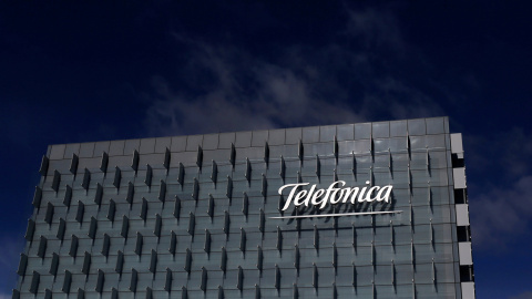 El logo de Telefónica en su sede en el distrito madrileño de Las Tablas. REUTERS/Juan Medina