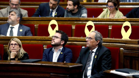 El presidente de la Generalitat, Quim Torra (derecha) ,el vicepresidente del Govern Pere Aragonès (centro) y La consellera de la Presidencia, Elsa Artadi (izquierda) observan el resultado de una de las votaciones del pleno del Parlament. (TONI ALBIR | EF