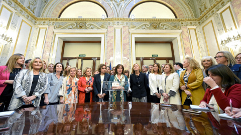 La diputada del PP Beatriz Escudero, durante la rueda de prensa, en la que ha estado arropada por una veintena de diputadas y diputados y en la que ha asegurado que se han sentido "humillada y despreciada" por Gabriel Rufián. EFE/ Fernando Villar