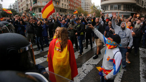 Nazis hacen el saludo fascista en Valencia este martes. REUTERS/Heino Kalis