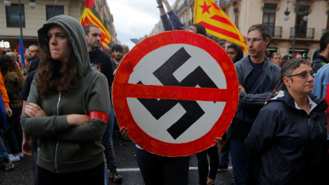 Manifestantes en el 9 d'Octubre llevan pancartas antifascistas. REUTERS/Heino Kalis