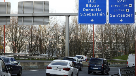 Un cartel que indica Santander la provincia colindante con Euskadi.