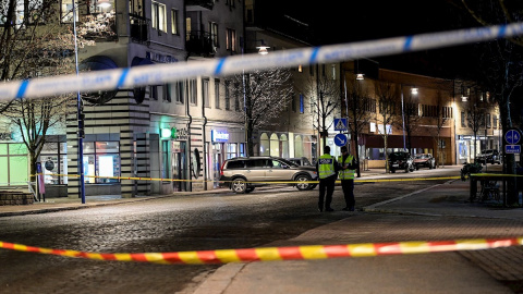 La policía asegura la escena en la que un hombre atacó a varias personas en el centro de Vetlanda, Suecia, el 3 de marzo de 2021.