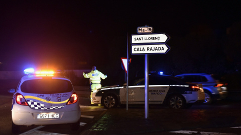 Miembros de la Guardia Civil y de la Policial Municipal controlan el tráfico