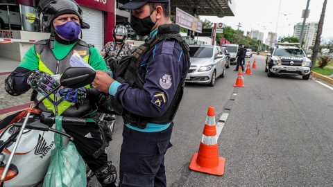 Agentes realizan un control en Fortaleza (Brasil) este 5 de marzo de 2021 debido a las medidas adoptadas para frenar la expansión de la pandemia.