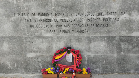 Flores en el memorial en el memorial. - Guillermo Martínez