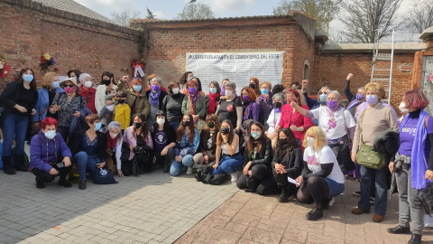 Personas congregadas para homenajear a las republicanas fusiladas por la dictadura. - Guillermo Martínez