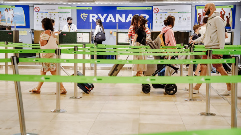 30/06/2022 Varios pasajeros en el mostrador de Ryanair en el Aeropuerto Adolfo Suárez Madrid- Barajas, durante el cuarto día de huelga de la compañía irlandesa, a 27 de junio de 2022, en Madrid.