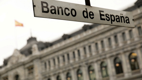 El cartel de la entrada de la estación de Metro de Banco de España, enfrente de la sede del organismo financiero, en Madrid. REUTERS/Juan Medina