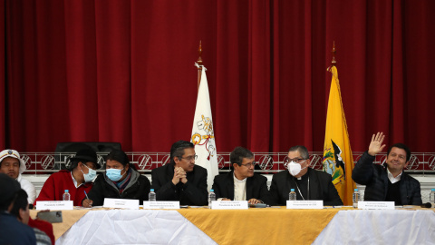 Los representantes indígenas, de la Conferencia Episcopal, del Comité Empresarial y del Gobierno de Ecuador, en una rueda de prensa, a 30 de junio de 2022.