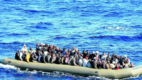 Migrantes en el mediterráneo. Foto de archivo.