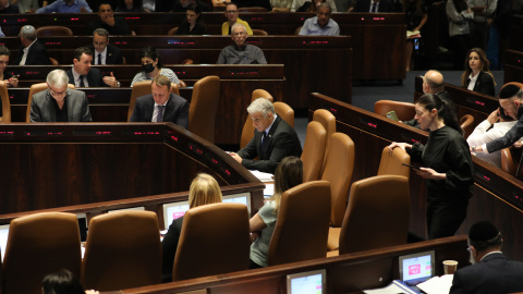 El Ministro de Asuntos Exteriores de Israel, Yair Lapid, participa en la sesión de votación para disolver el Parlamento israelí, en Jerusalén, Israel, el 30 de junio de 2022.