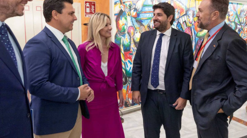 El presidente de la región de Murcia, Fernando López Miras, junto a miembros de Ciudadanos.