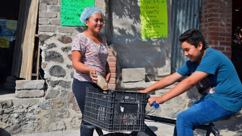 Mercedes Cruz Hilpas ha conseguido montar en Tizayuca un negocio de comidas económicas a domicilio, junto a su suegra, tras ser despedido su marido de la fábrica en que trabajaba el año pasado. Su "Sazón de Ángel" atiende sobre todo a personas mayore