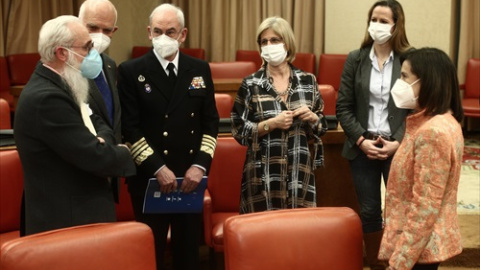 La Ministra de Defensa, Margarita Robles (d), conversa antes de comparecer en la Comisión de Defensa celebrada en el Congreso de los Diputados, en Madrid, a 10 de marzo de 2021.