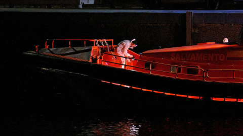 Una persona de Salvamento marítimo en una lancha en el Puerto de Gran Tarajal, a 2 de febrero de 2022, en Fuerteventura.