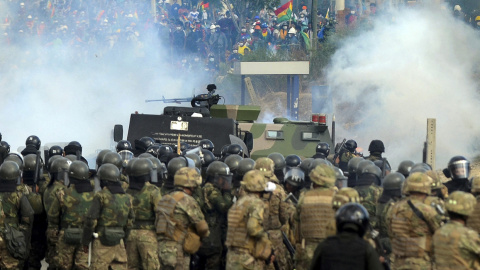 15/07/2022 - Policía y antidisturbios bolivianos se enfrentan a los partidarios del expresidente de Bolivia Evo Morales durante una protesta contra el Gobierno interino en Sacaba, departamento de Cochabamba el 15 de noviembre de 2019.