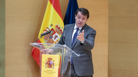 El presidente de la Junta de Castilla y León, Alfonso Fernández Mañueco, interviene durante la firma del acuerdo entre los comités de empresa de las fábricas del grupo Cerealto Siro en Castilla y León y los representantes de Davidson Kempner y Afend