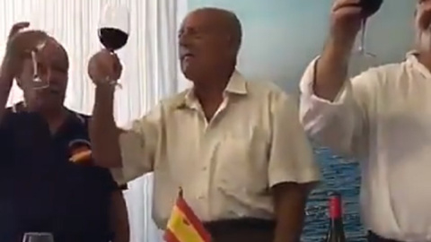 Antonio Tejero presidiendo una comida con guardias civiles el pasado 12 de octubre en Rincón de la Victoria, Málaga.-