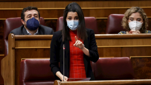 La líder de Ciudadanos, Inés Arrimadas, interviene en la sesión de control que se celebra en el Congreso de los Diputados, este miércoles.