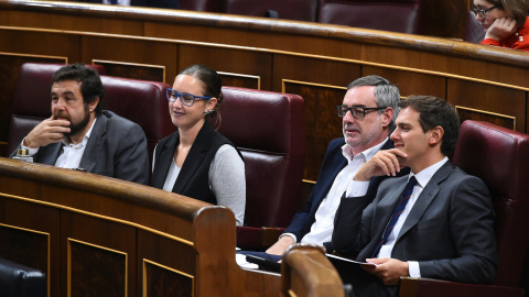 El presidente de Ciudadanos, Albert Rivera, y el secretario general de la formación naranja, José Manuel Villegas, junto a otros diputados de partido durante el pleno del Congreso. EFE/FERNANDO VILLAR