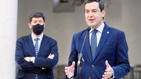 El presidente andaluz, Juanma Moreno, del PP, y el vicepresidente, Juan Marín (izq), de Ciudadanos, han comparecido juntos esta tarde en el patio del Parlamento andaluz, donde se celebra un pleno ordinario, exhibiendo la unidad del Ejecutivo de coalició