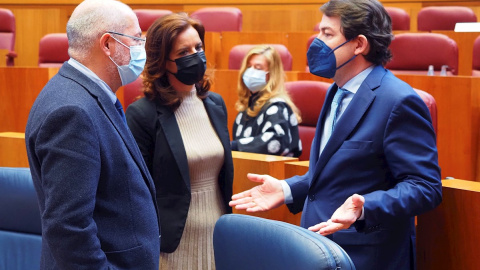 El presidente de la Junta de Castilla y León, Alfonso Fernández Mañueco (d), conversa con el vicepresidente, Francisco Igea, este miércoles durante la sesión plenaria en las Cortes de Castilla y Leon, en Valladolid.