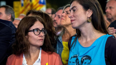 Susana Barreda i Txell Bonet a plaça de Catalunya de Barcelona, en l'acte de protesta en l'aniversari de l'empresonament dels seus homes, Jordi Sànchez i Jordi Cuixart. EFE / Quique García