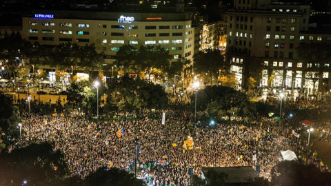 Acte polític de protesta a Plaça de Catalunya de Barcelona en l'aniversari de l'empresonament de Jordi Cuixart i Jordi Sànchez. EFE / Enric Fontcuberta