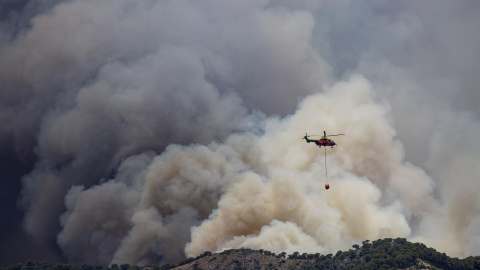 Helicóptero trabaja en labores de extinción del incendio en Mijas (Málaga).