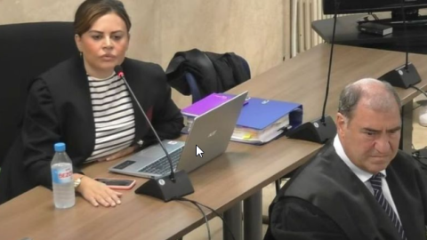 La abogada Teresa Bueyes, durante una sesión esta semana del juicio por una pieza separada del 'caso Cursach', detrás del fiscal Juan Carrau