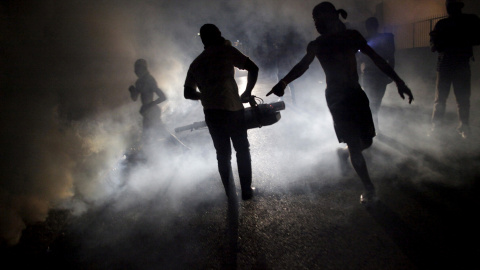 Un trabajador del Ministerio de Salud Pública y Población fumiga en la calle contra la reproducción de mosquitos para prevenir enfermedades como la malaria, el dengue y el Zika, durante una campaña de fumigación en Puerto Príncipe, Haití. REUTERS/A