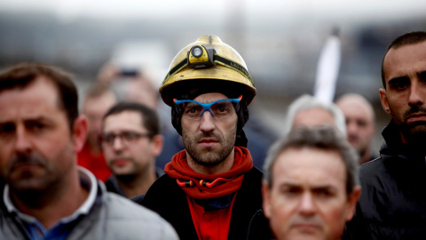 Un grupo de trabajadores de la empresa de Alcoa en A Coruña, durante la concentración convocada después del anuncio del cierre de dos de sus tres plantas en España. EFE/Cabalar