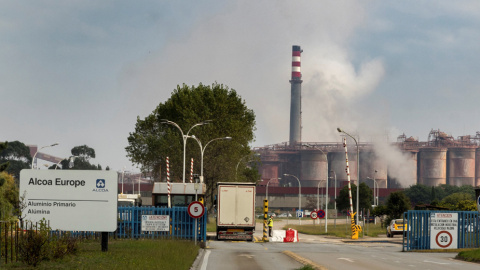 Imagen de la entrada de la planta de la multinacional estadounidense Alcoa de San Cibrao (Cervo, Lugo). EFE/Eliseo Trigo