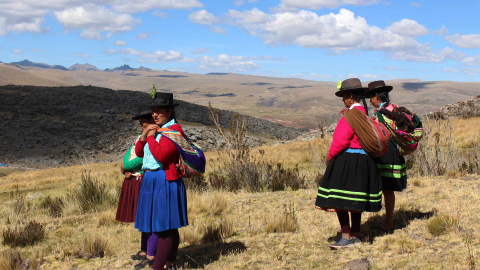 Mujeres en poblados de los Andes peruanos