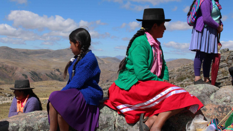 Mujeres son vistas el 7 de junio de 2022 en el departamento sur andino de Apurímac (Perú).