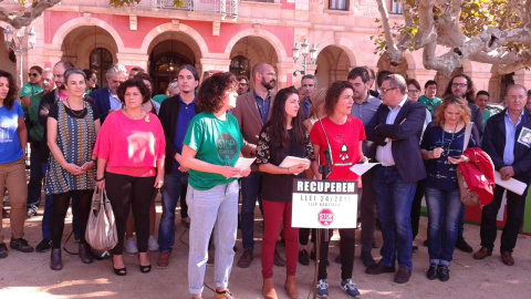 Els impulsors de la ILP per la Llei catalana contra els desnonaments, suspesa pel TC, fan una roda de premsa a les portes del Parlament català per demanar la retirada del recurs per part del govern central i l'aplicació efectiva de la llei. Marc Font