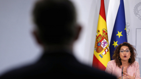 La ministra de Hacienda, María Jesús Montero, durante la rueda de prensa posterior al Consejo de Ministros extraordinarios en el que se aprobó el plan presupuestario 2019, para su remisión a la Comisión Europea. REUTERS/Susana Vera