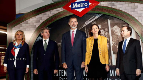 El rey Felipe, la ministra de Industria Reyes Maroto (2d), y el presidente de la Comunidad de Madrid Ángel Garrido (2i), haciendo el recorrido en metro entre las estaciones de Sol y Chamartín. (MARISCAL | EFE)