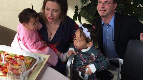 Lena y Thomas Lang, con sus hijas, en el primer cumpleaños de la pequeña, en 2017.