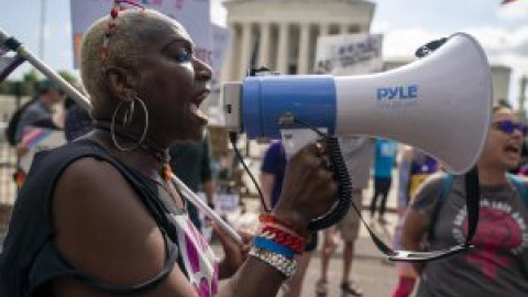 Multitudinaria manifestación frente al Tribunal Supremo de EEUU contra la decisión de revocar el derecho al aborto