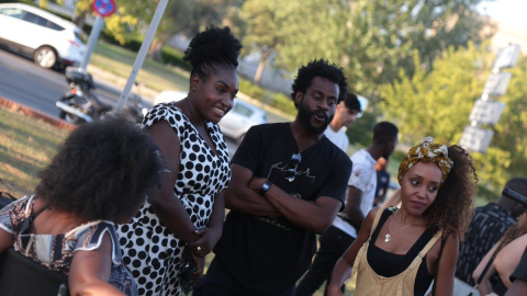 22/07/2022. Magdalena Augusto, hermana de Ndombele, junto a parte del equipo de 'Espacio Afro'.