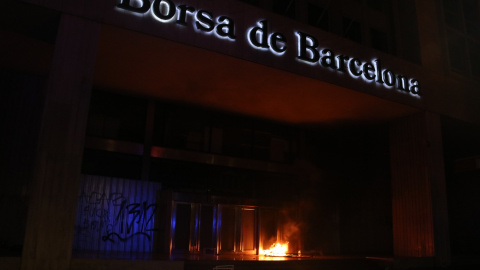 Incendi davant la Borsa de Barcelona en la manifestació d'aquest dissabte contra l'empresonament de Hasél.