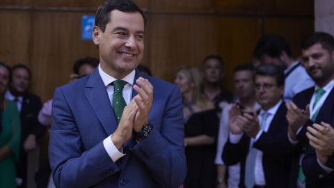 El candidato ya investido, Juanma Moreno, saluda tras la segunda jornada del debate de investidura del presidente de la Junta de Andalucía de la XII legislatura en el Parlamento de Andalucía, a 21 de julio de 2022 en Sevilla (Andalucía, España) Fecha: